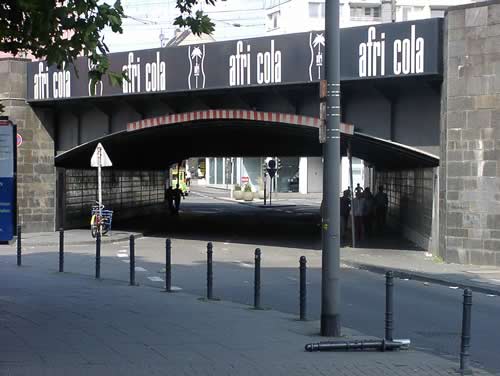Die Eigelsteinbrücke von der Marzellenstraße in Richtung Eigelstein gesehen. Durch Verblendungen sind jetzt die Auflager verdeckt. - © Photo: Franke, 8.9.2002