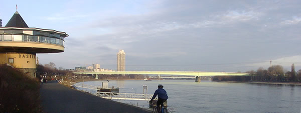Das ganze Jahr über fängt sich das Abendlicht in den Seiten der Brücke. Gesehen von der linksrheinischen Rheinuferpromenade nahe der Bastei - © gf 2006