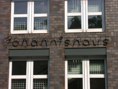 Der Name auf der Fassade des Johannishauses.(6.6.2004) - © Gerd Franke