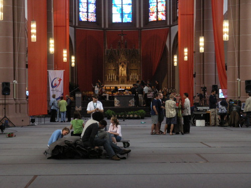 Die Agneskirche wird vorbereitet. (Samstag 14.8.) - © gf  2005