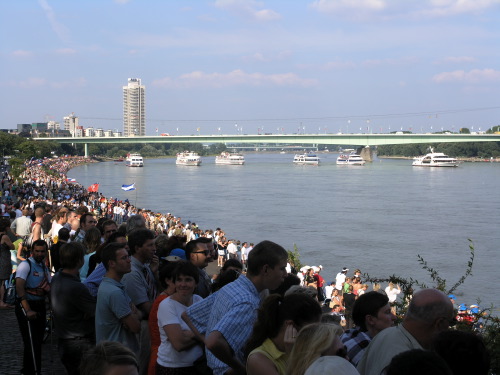 17:36 Uhr: Die Zoobrücke mit wartenden Begleitschiffen. - © gf 2005