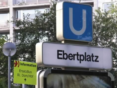 Gelbe Schilder sollen den Weg über den Ebertplatz zu den Bussen zeigen. - Gerd Franke 2006