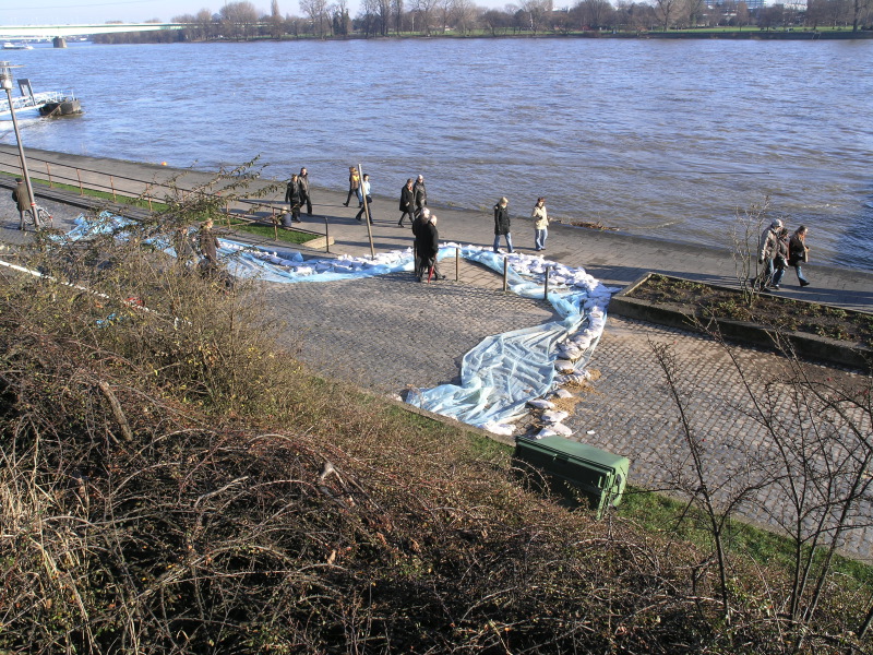 16.12.07 Spaziergänger wundern sich über die Reste der Hochwassersperre am Ufer - gf