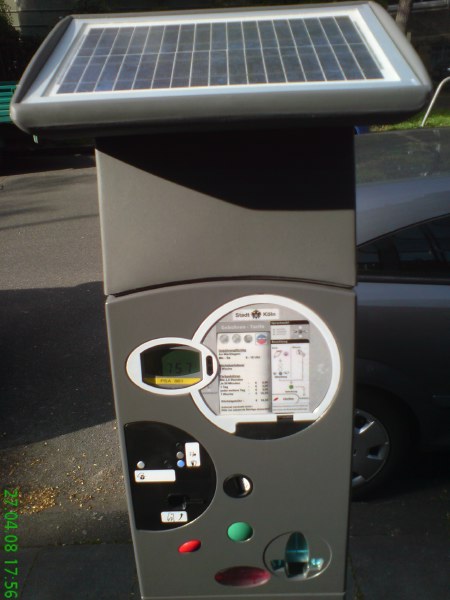 Ein neuer Automat in der Sedanstraße mit Solarzellen im „Dach“ - gf 2008
