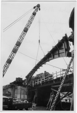 Vor dem Einsetzen, der 3. Träger am Kran. Dahinter steht noch ein Teil der Behelfsbrücke - © Photo: Lenssen, Oktober 1950