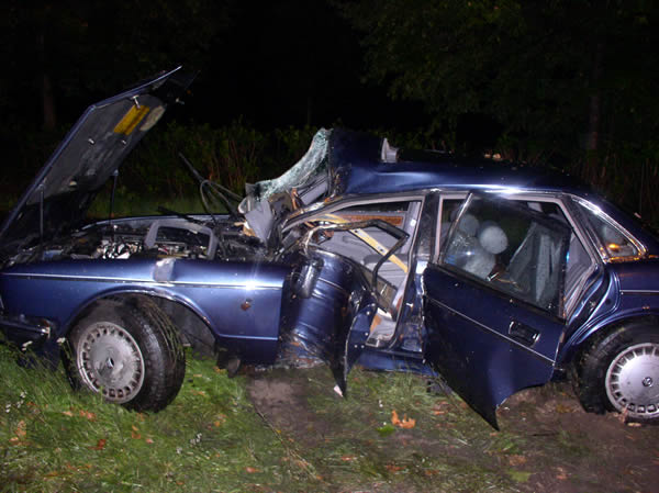 Der völlig zerstörte Unfallwagen. - Quelle: Polizei Köln